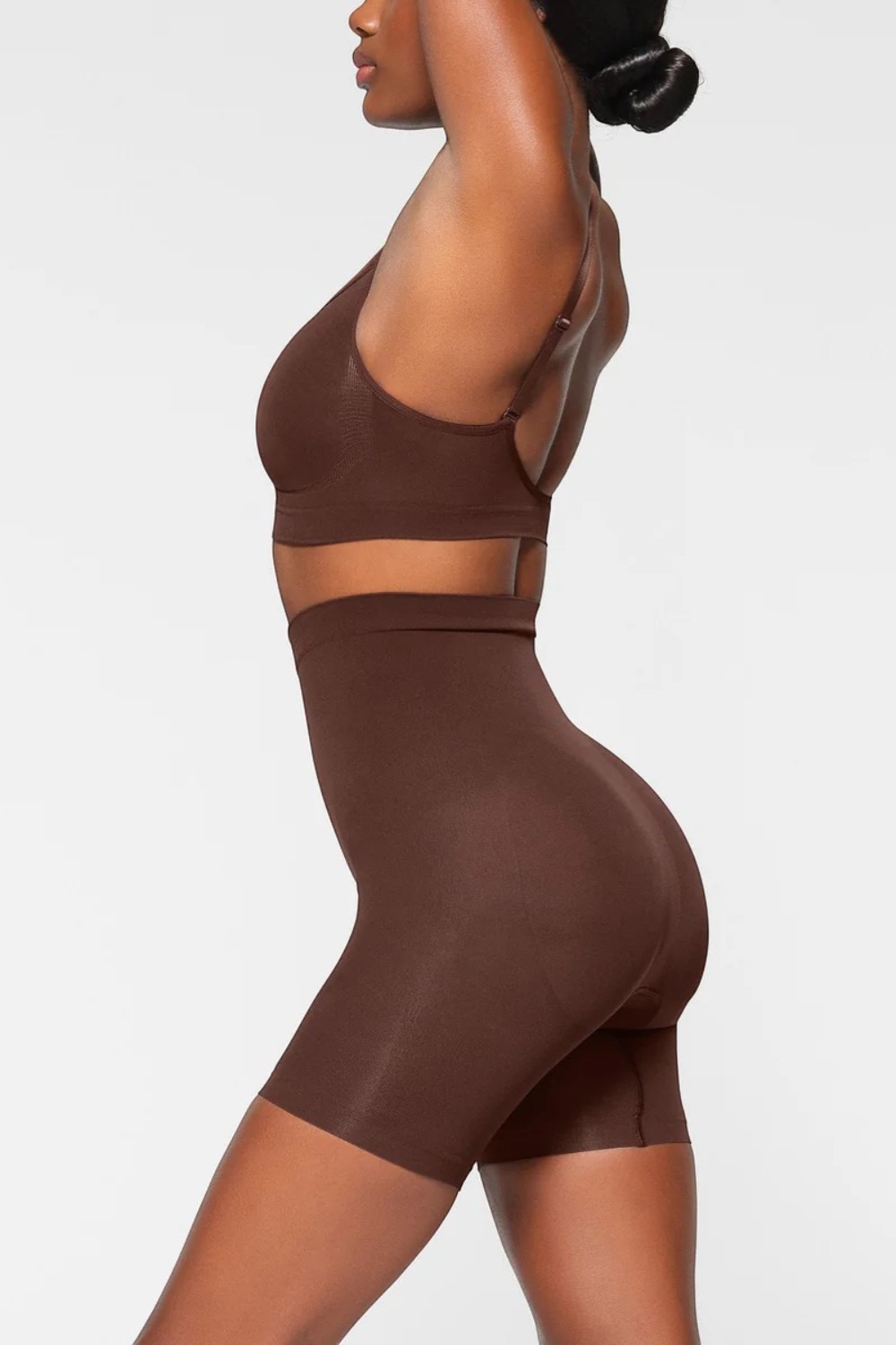 תמונת כל הלוק של MID THIGH SHORT